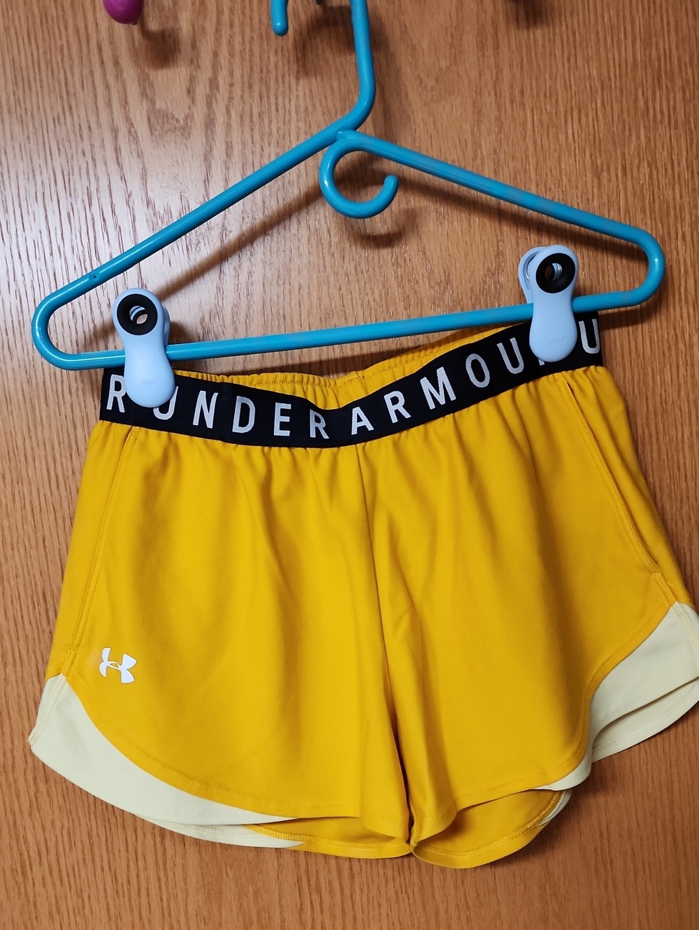 Under Armour Women's Bright Yellow Athletic Shorts M number 2016..pockets..